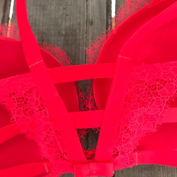 ‼️SOLD‼️Strappy Eyelash Lace Push-up Bra 32DD - Picture 4 of 5